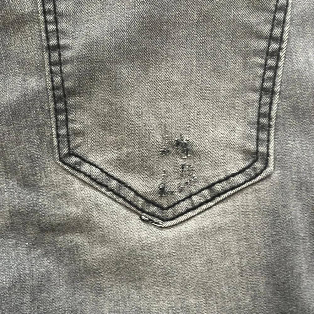 Refuge Gray Skinny Jeans with Sleek Modern Fit - Picture 4 of 5